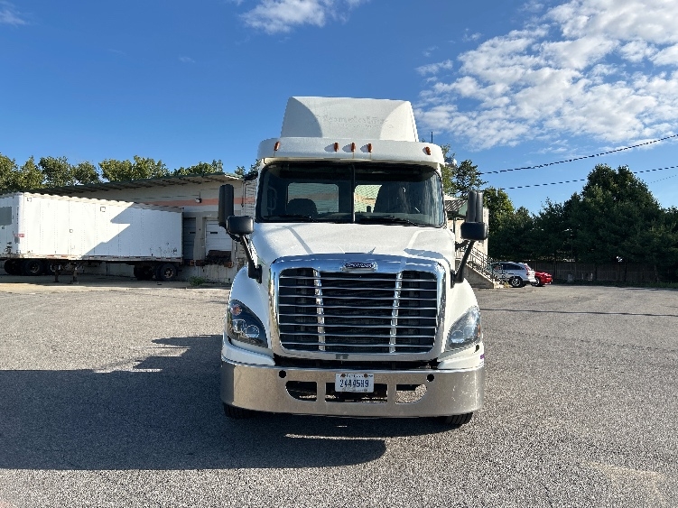 Used 2017 Freightliner Cascadia - photo 2