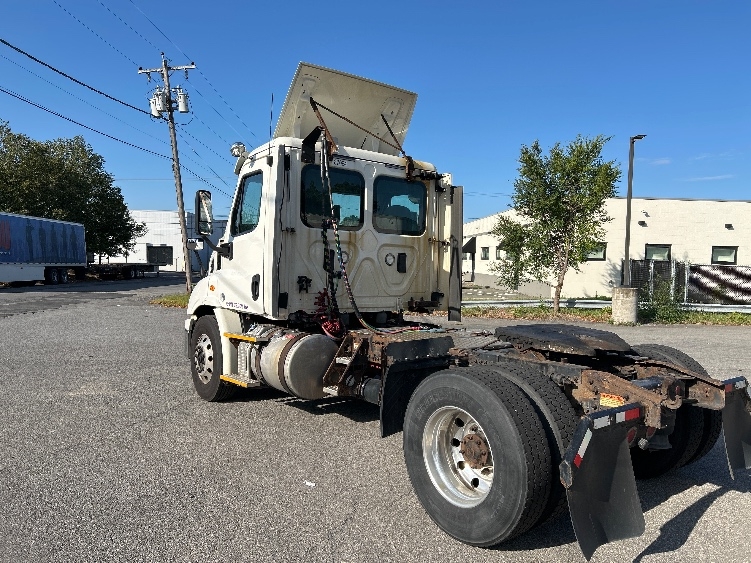 Used 2017 Freightliner Cascadia - photo 7