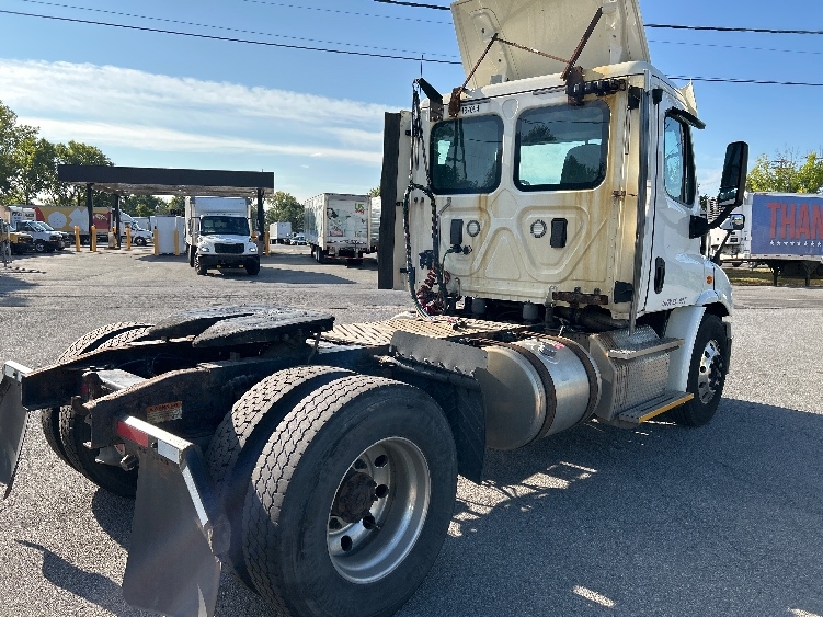 Used 2017 Freightliner Cascadia - photo 9