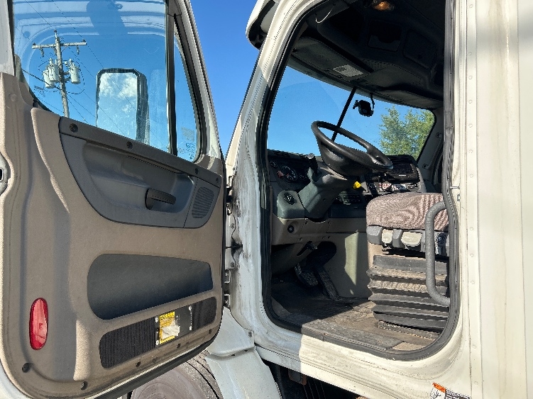 Used 2017 Freightliner Cascadia - photo 11