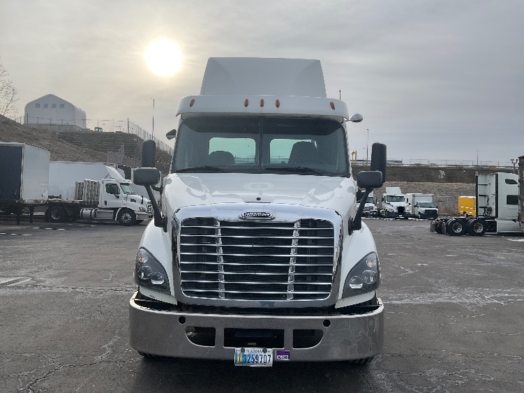 Used 2017 Freightliner Cascadia - photo 2