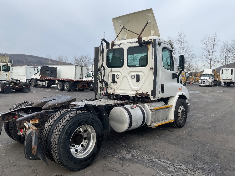 Used 2017 Freightliner Cascadia - photo 9