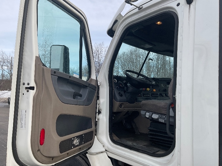 Used 2017 Freightliner Cascadia - photo 11