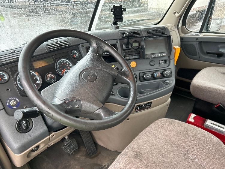 Used 2017 Freightliner Cascadia - photo 12