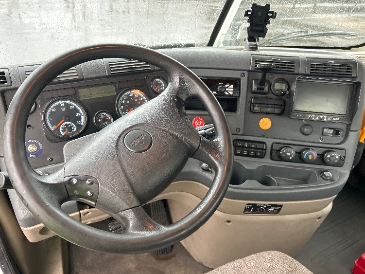 Used 2017 Freightliner Cascadia - photo 13