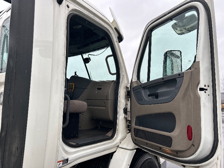 Used 2017 Freightliner Cascadia - photo 14