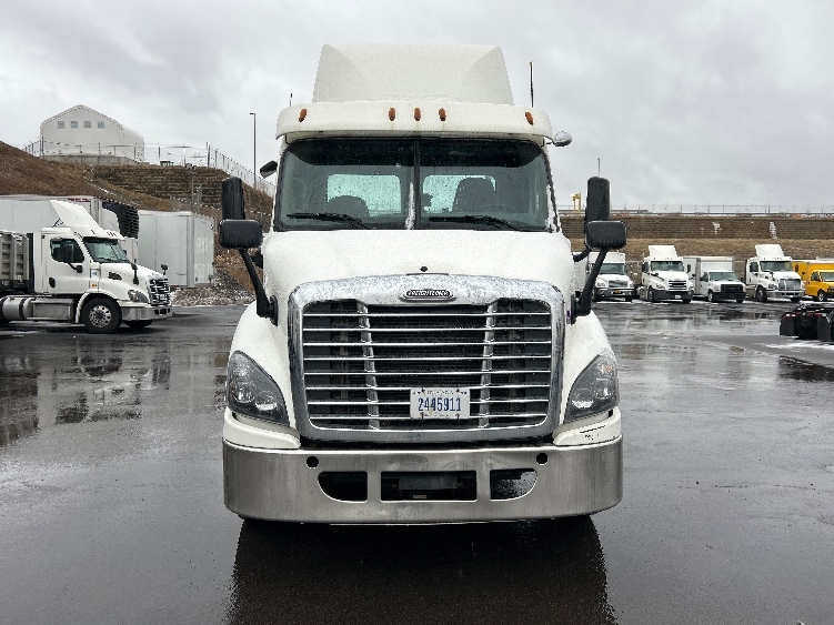 Used 2017 Freightliner Cascadia - photo 21