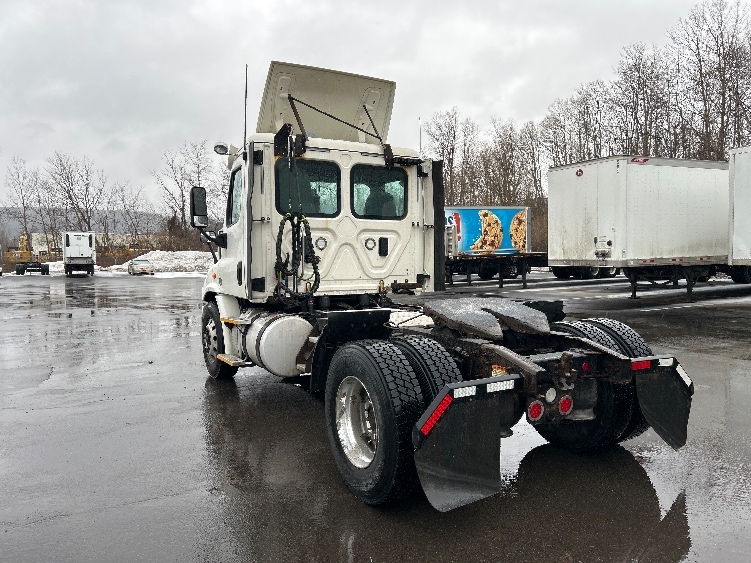 Used 2017 Freightliner Cascadia - photo 7