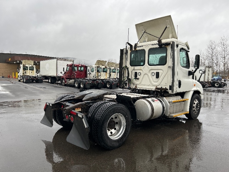 Used 2017 Freightliner Cascadia - photo 9