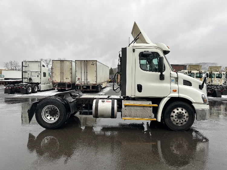Used 2017 Freightliner Cascadia - photo 10