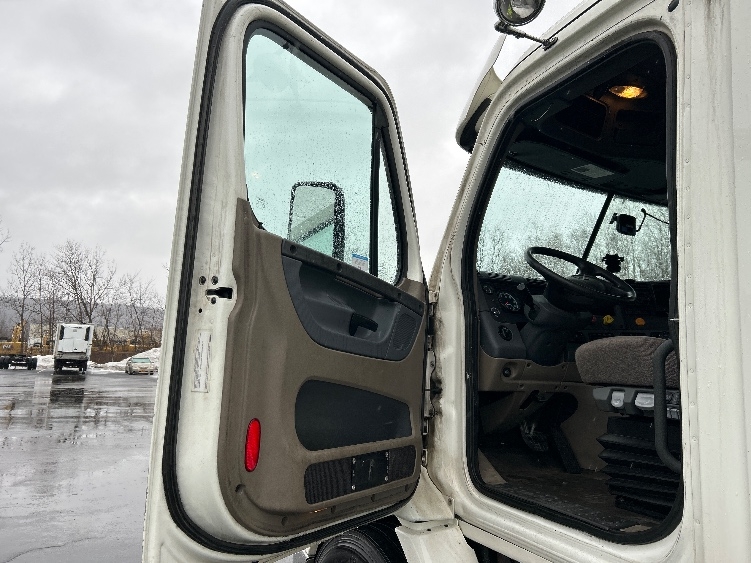 Used 2017 Freightliner Cascadia - photo 11