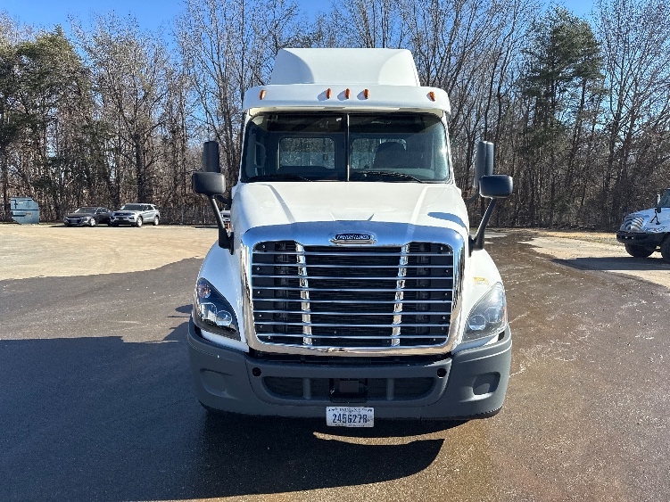 Used 2018 Freightliner Cascadia - photo 2