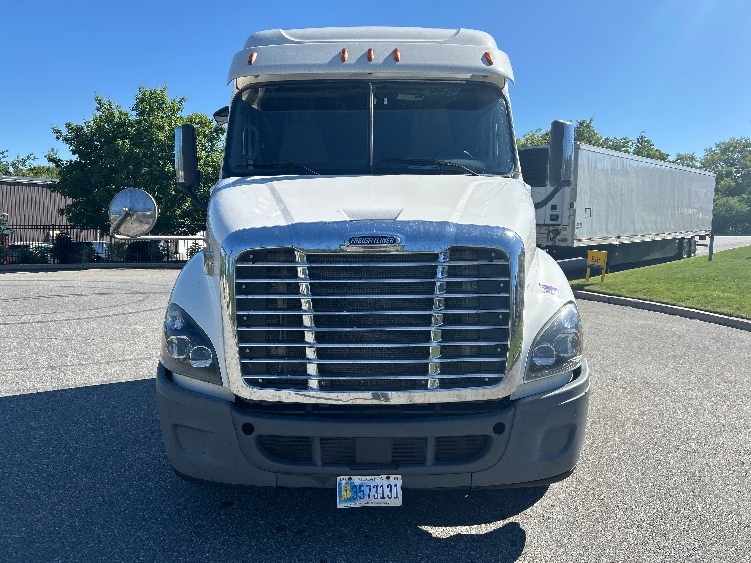 Used 2018 Freightliner Cascadia - photo 2