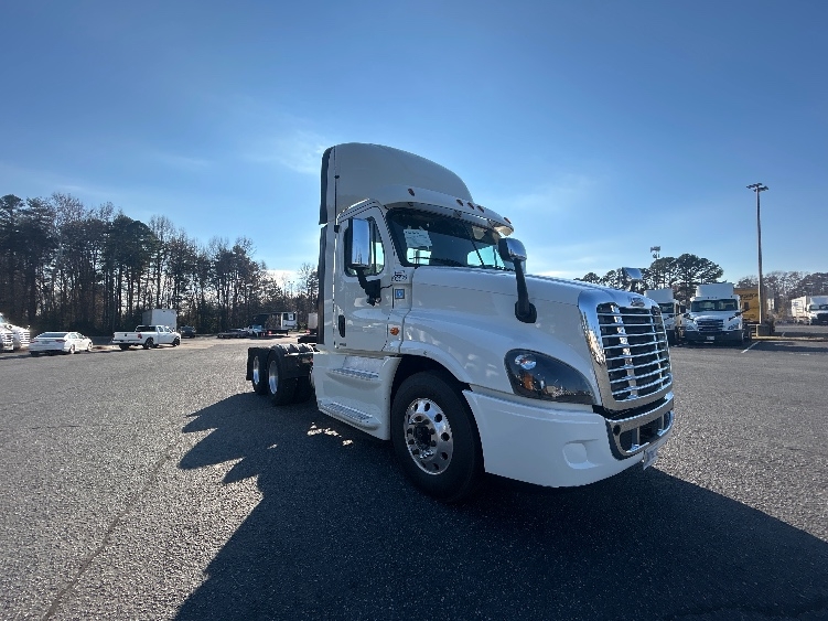 Used 2017 Freightliner Cascadia - photo 1