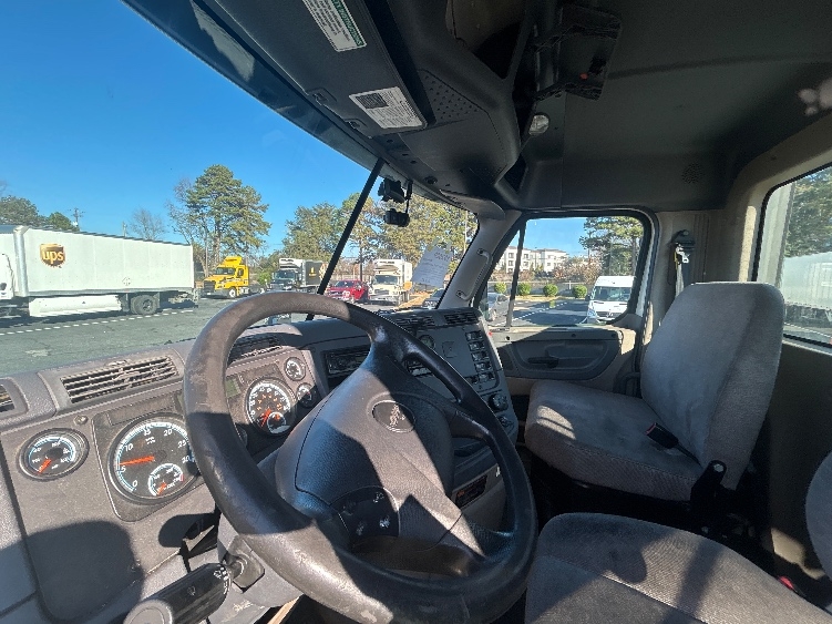 Used 2017 Freightliner Cascadia - photo 12