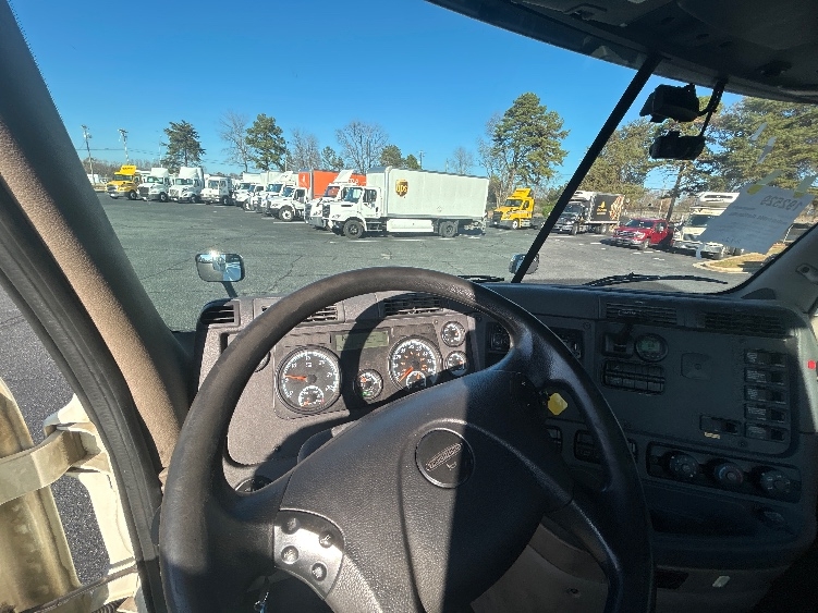 Used 2017 Freightliner Cascadia - photo 13