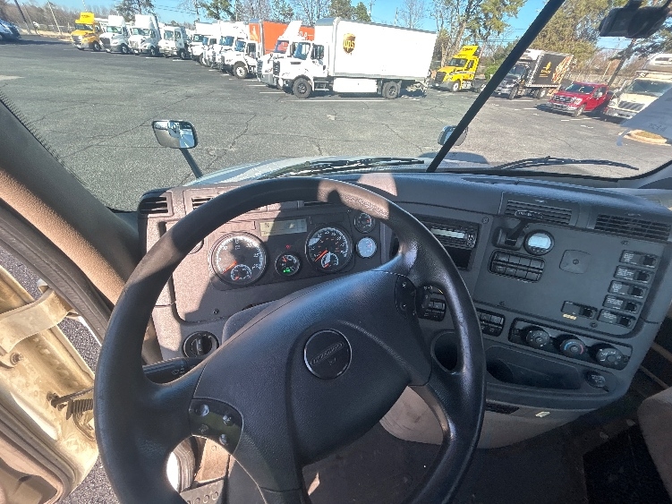 Used 2017 Freightliner Cascadia - photo 19