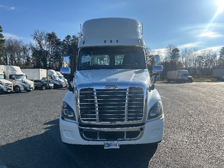 Used 2017 Freightliner Cascadia - photo 2