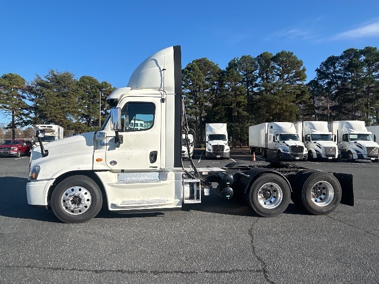 Used 2017 Freightliner Cascadia - photo 6