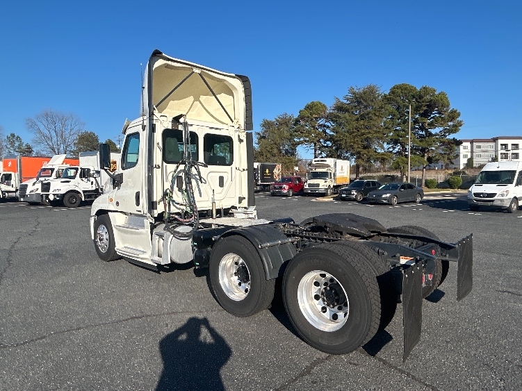 Used 2017 Freightliner Cascadia - photo 7