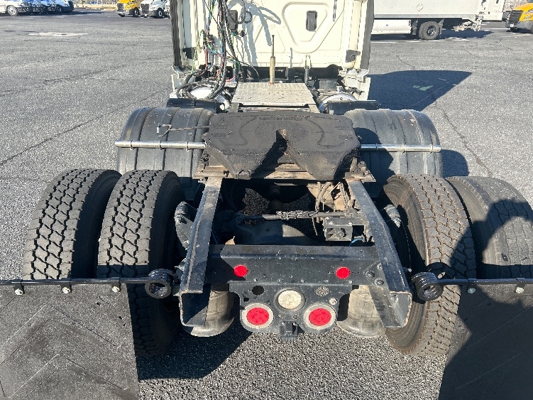 Used 2017 Freightliner Cascadia - photo 8