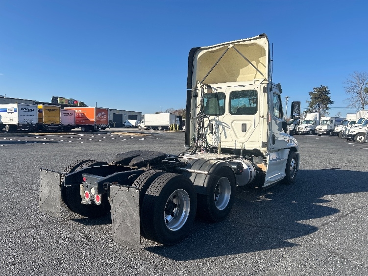 Used 2017 Freightliner Cascadia - photo 9