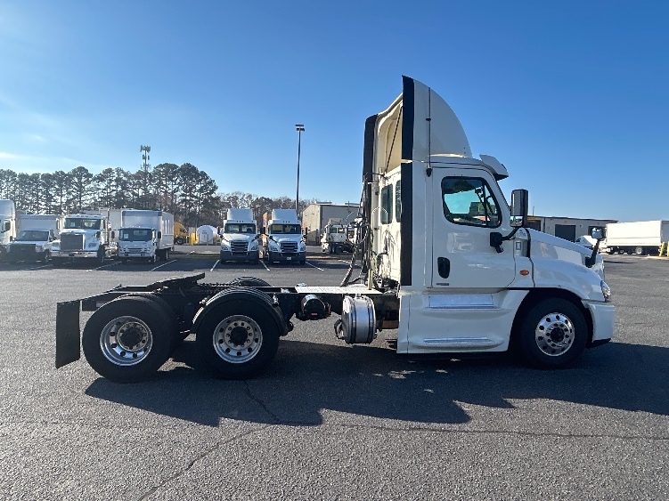 Used 2017 Freightliner Cascadia - photo 10