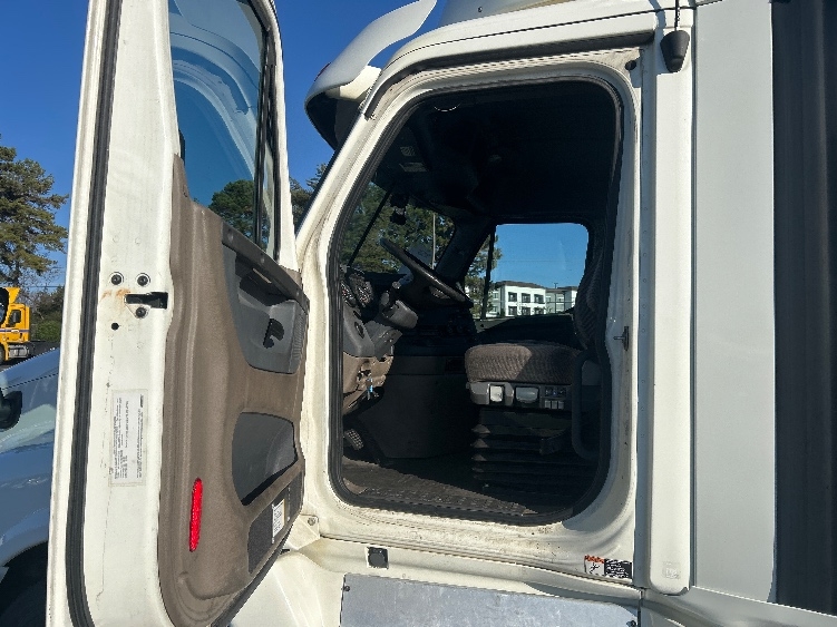 Used 2017 Freightliner Cascadia - photo 11