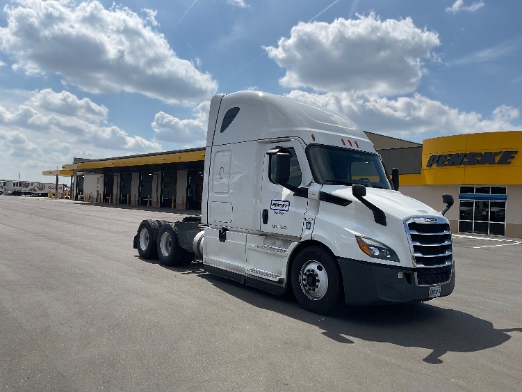 Used 2023 Freightliner Cascadia - photo 1