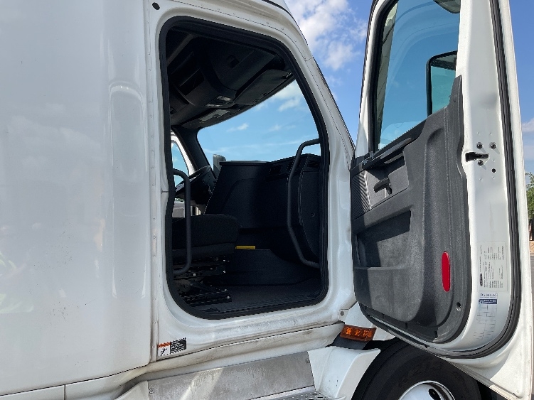 Used 2023 Freightliner Cascadia - photo 14