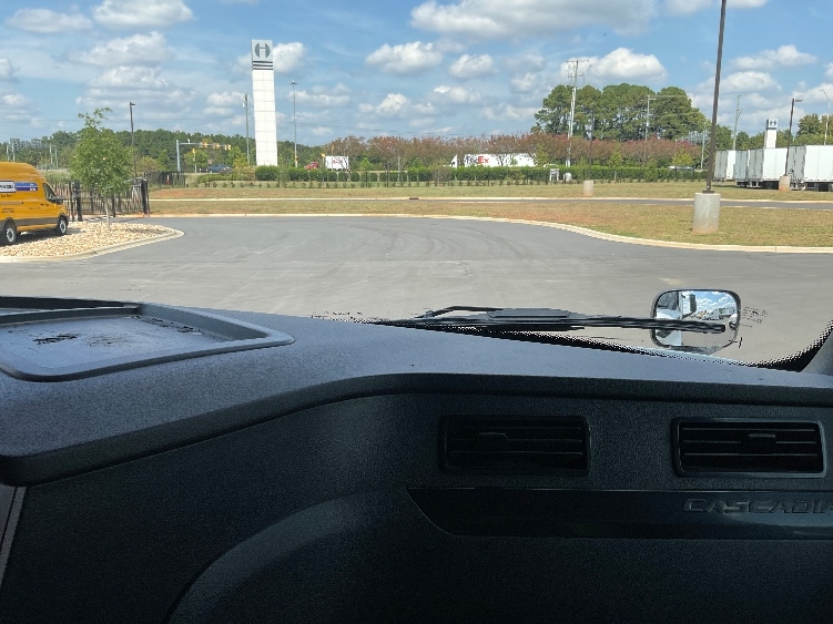 Used 2023 Freightliner Cascadia - photo 15