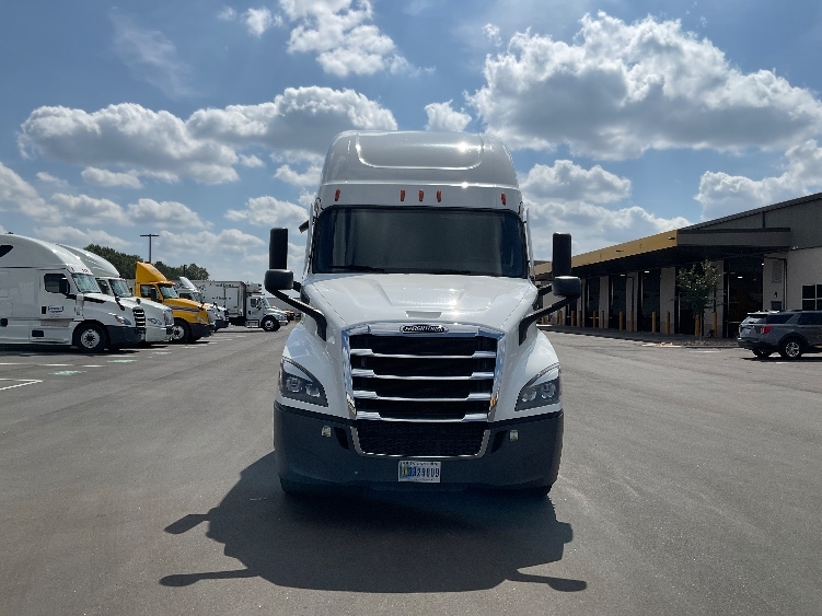 Used 2023 Freightliner Cascadia - photo 2