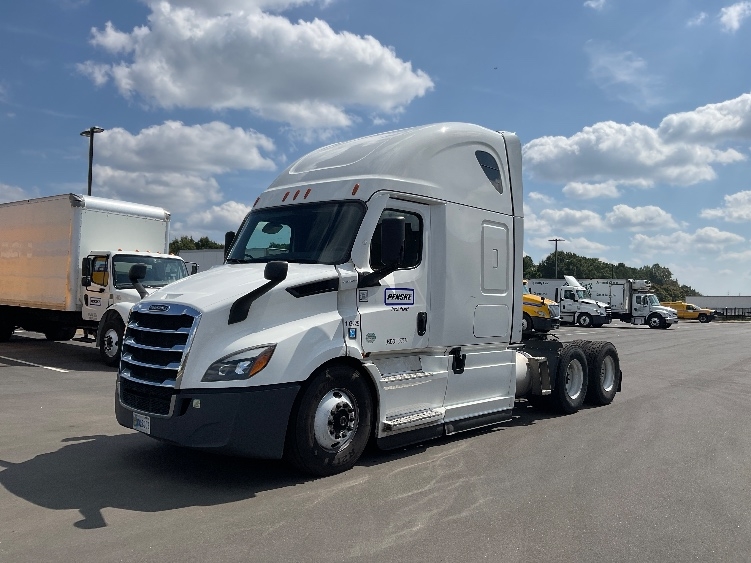 Used 2023 Freightliner Cascadia - photo 5