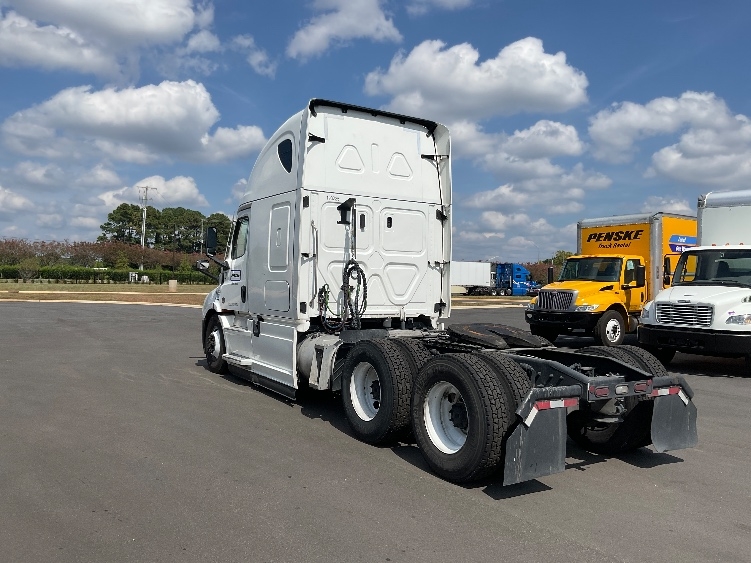 Used 2023 Freightliner Cascadia - photo 7