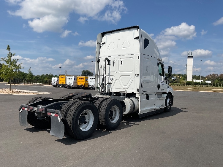 Used 2023 Freightliner Cascadia - photo 8