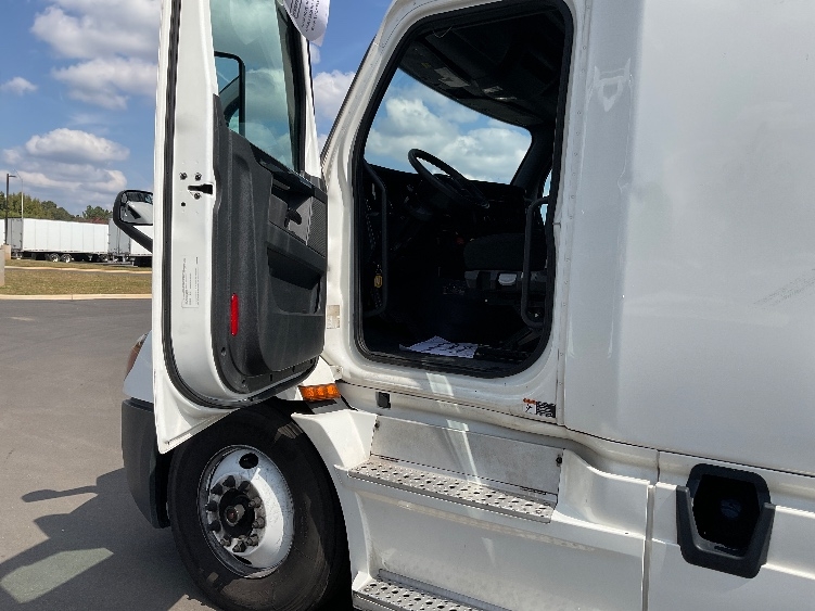 Used 2023 Freightliner Cascadia - photo 10
