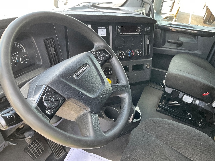 Used 2023 Freightliner Cascadia - photo 11