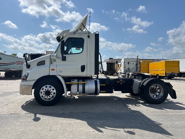 Used 2017 Freightliner Cascadia - photo 6
