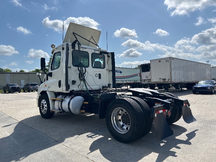 Used 2017 Freightliner Cascadia - photo 7