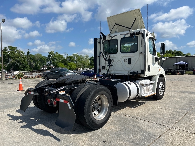 Used 2017 Freightliner Cascadia - photo 9