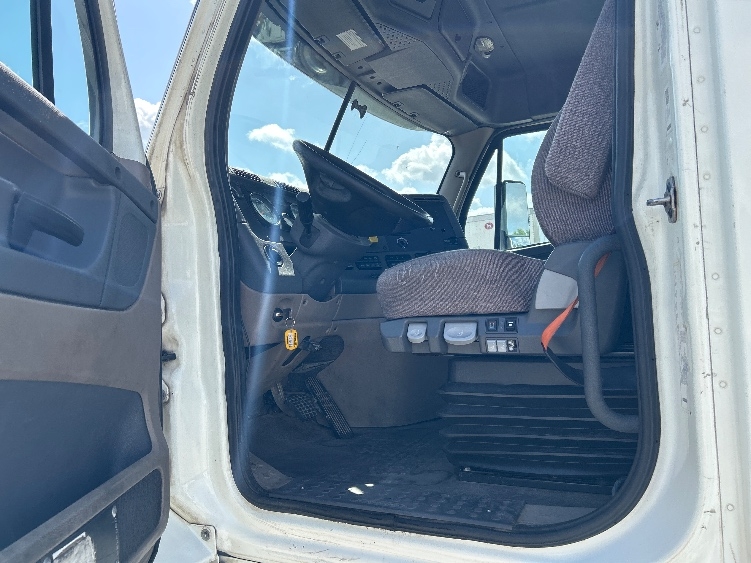 Used 2017 Freightliner Cascadia - photo 11