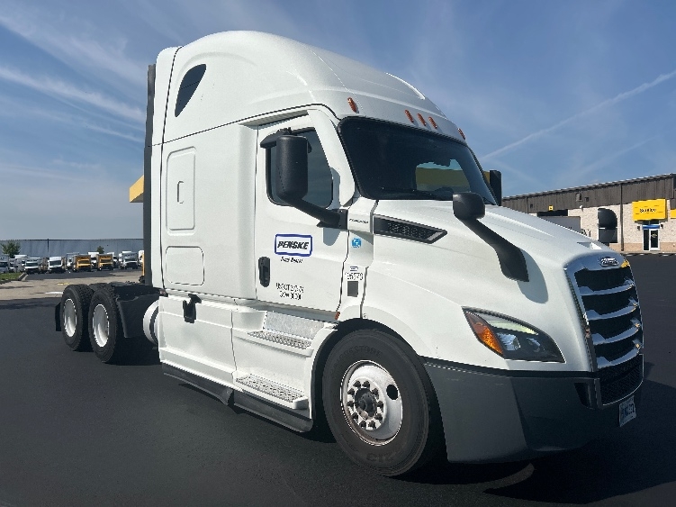 Used 2023 Freightliner Cascadia - photo 1