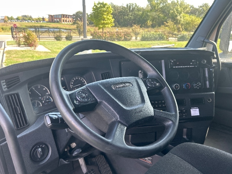 Used 2023 Freightliner Cascadia - photo 12