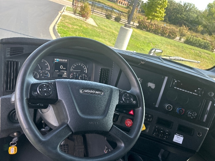 Used 2023 Freightliner Cascadia - photo 13
