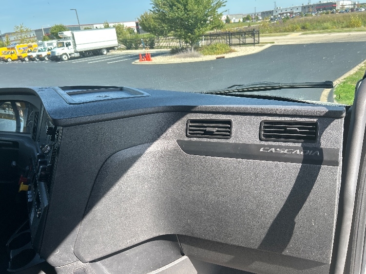 Used 2023 Freightliner Cascadia - photo 16