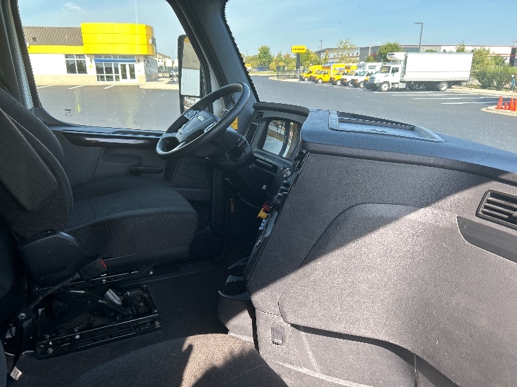 Used 2023 Freightliner Cascadia - photo 17