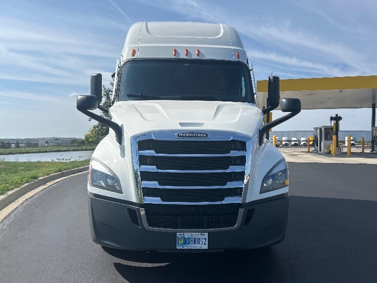 Used 2023 Freightliner Cascadia - photo 2
