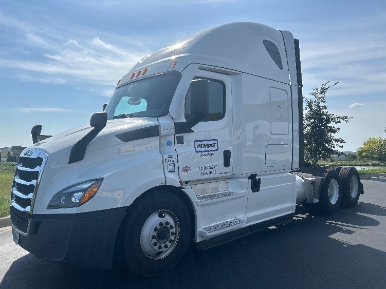 Used 2023 Freightliner Cascadia - photo 5
