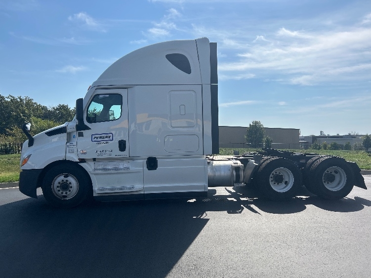 Used 2023 Freightliner Cascadia - photo 6