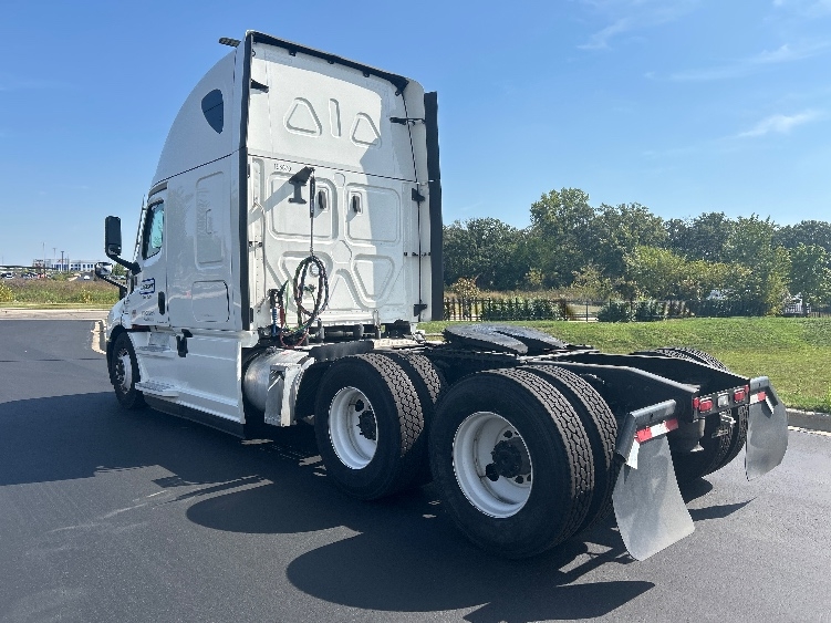 Used 2023 Freightliner Cascadia - photo 7